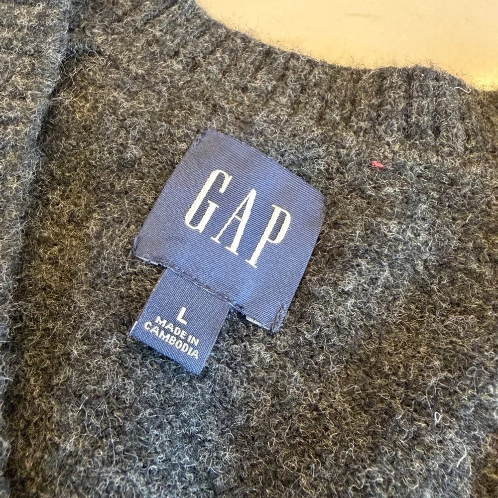 GAP Men's Recycled V-Neck Charcoal Heather Wool-Blend Sweater Fall 2022 / LG